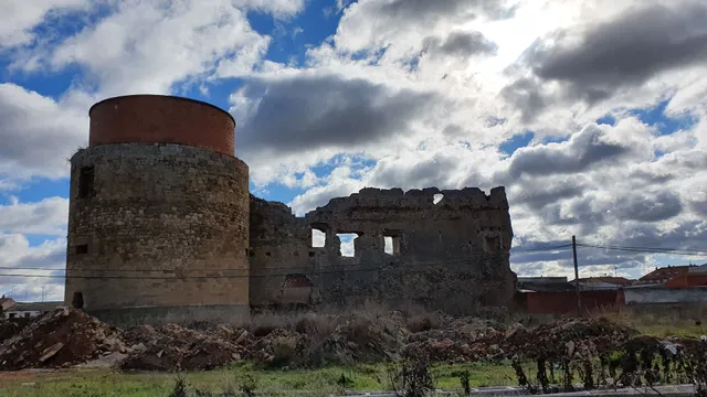 Castillo de los Velasco o Palacio de los Condestables de Castilla (en ruinas)