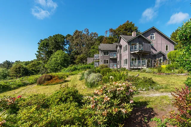 Turtle Rocks Oceanfront Inn