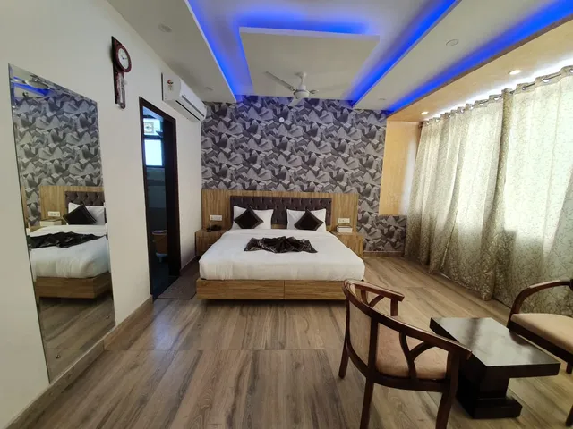 Capital O 67406 Hotel Glass Inn