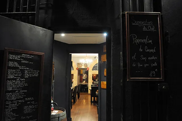 La Table du Café Vian au Massilia Pub