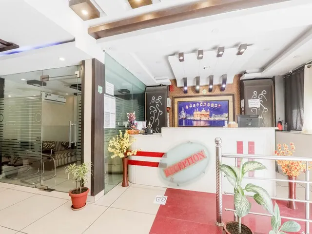 OYO Hotel Samrat Near Sahara Ganj Mall