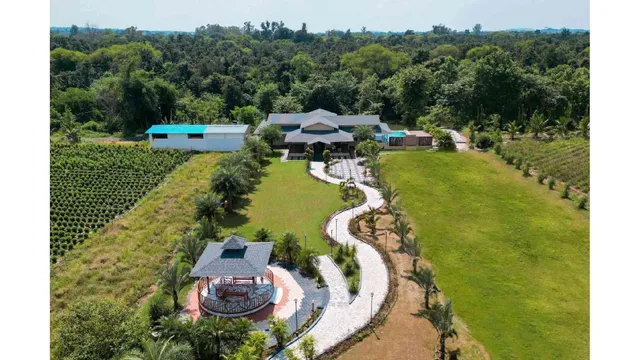 StayVista at Riverfront Cottage | Luxury Cottage with Private Pool in Jabalpur