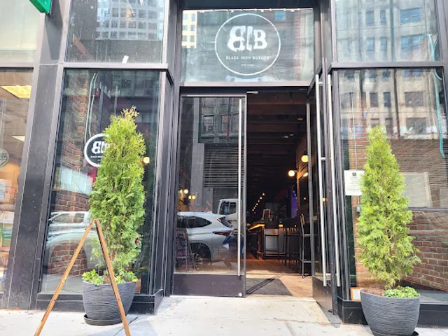 Black Iron Burger Theater District | Hamburger restaurant Bar