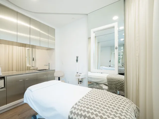 Silver Mirror Facial Bar - Navy Yard