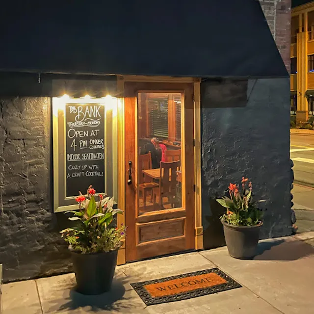 The Bank: Barroom & Eatery