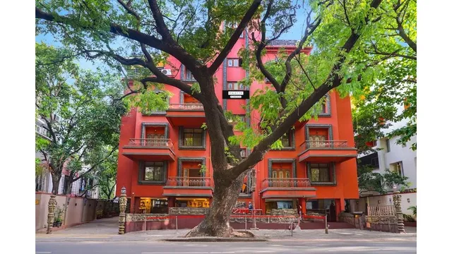 Super Townhouse Oak Prabhat Road formerly Hotel Royalty