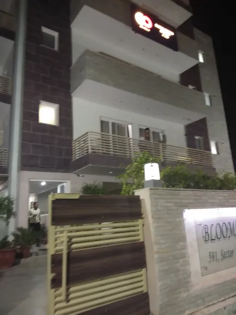 Treebo Trend Blooms Premium