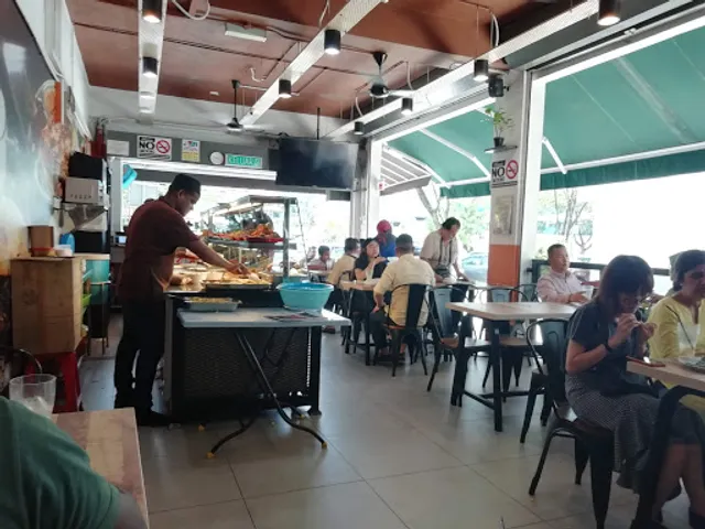 Hamza Cafe vs Kandar