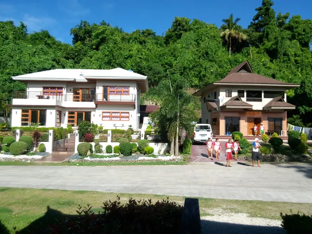 Capt. Hook’s Red Parrot Inn