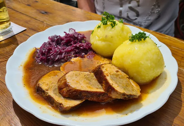 Häckerwirtschaft Gerhard Schmitt & Leon Djukic | Fränkische Weinstube