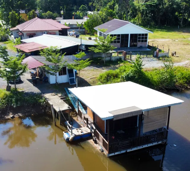 Qimmy Riverside Guesthouse