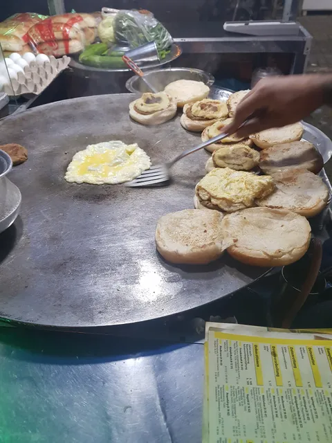 Hashim Tukra Bun Kabab