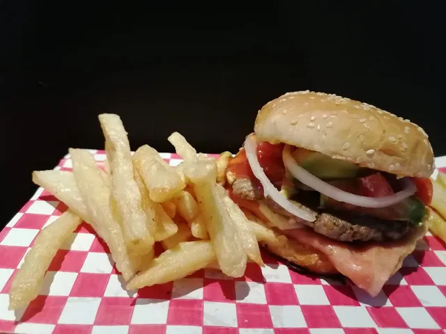 Loi's Wings (Alitas, Hamburguesas y Más)