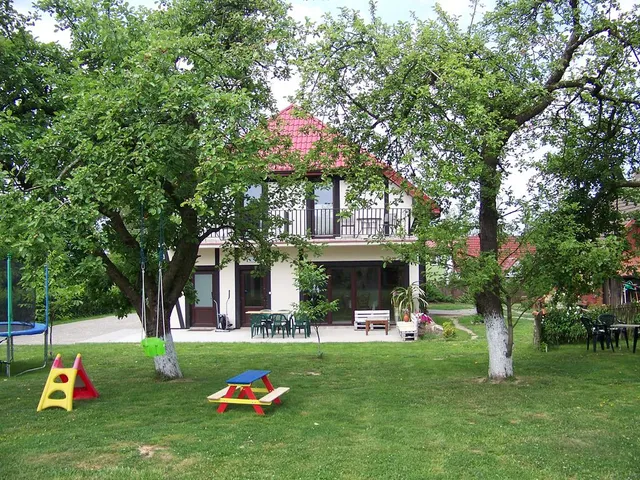 W JABŁONIOWYM SADZIE