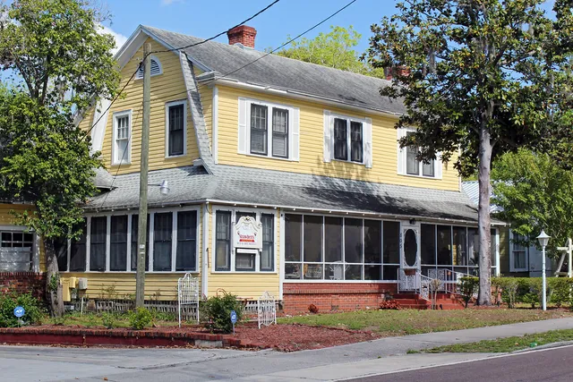 Strawberry House B & B