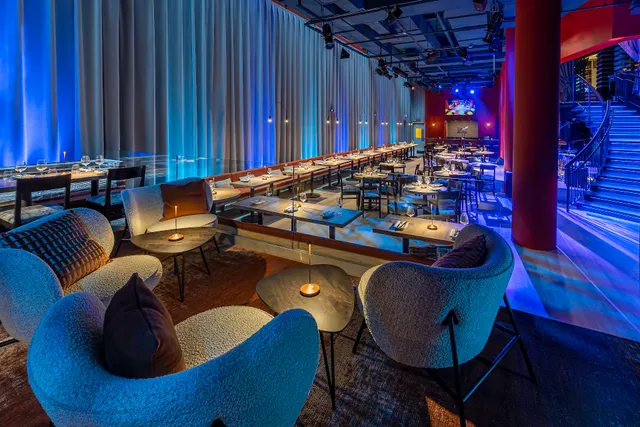 Chelsea Table & Stage