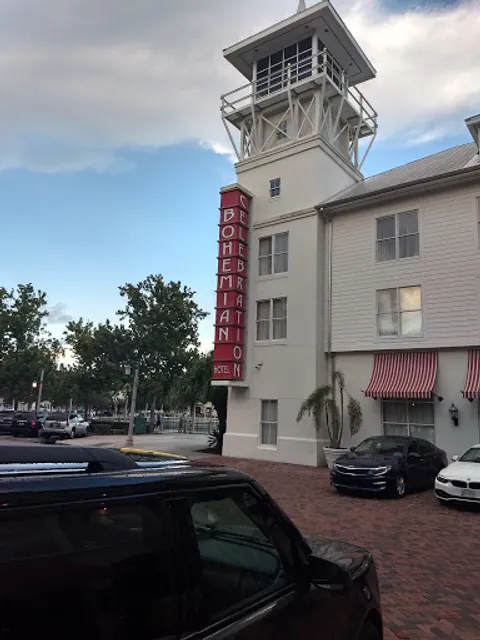 Lakeside Bar + Grill