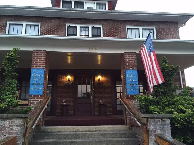 Historic Calhoun House Hotel