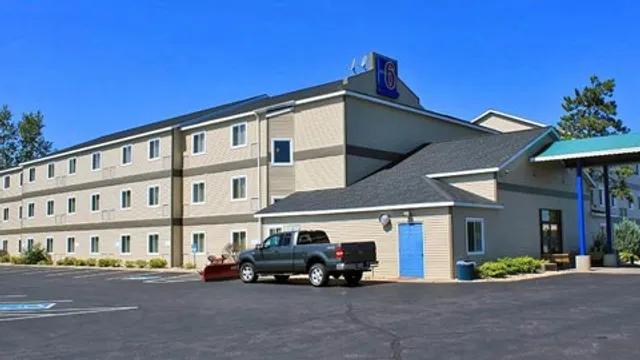 Motel 6 Baraboo, WI - Lake Delton