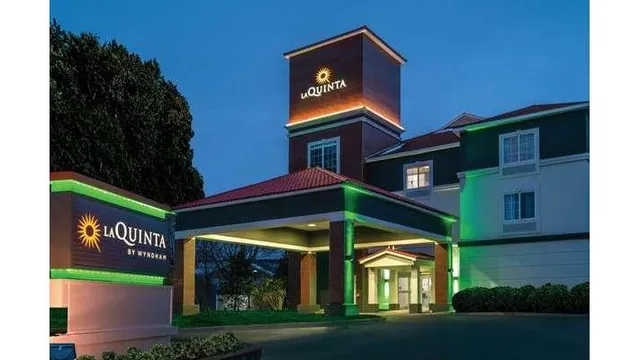 La Quinta Inn & Suites by Wyndham Latham Albany Airport