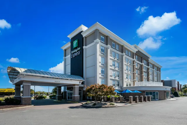 Holiday Inn Express Hampton - Coliseum Central
