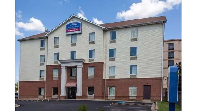 Howard Johnson by Wyndham Airport