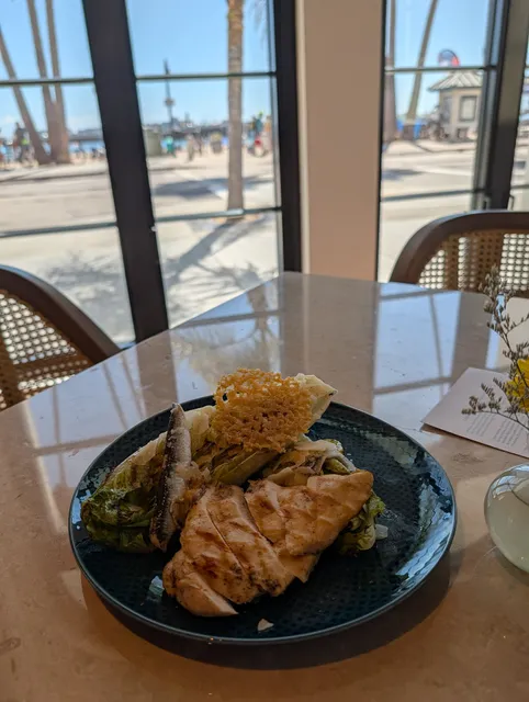 Low Tide Bar & Grill