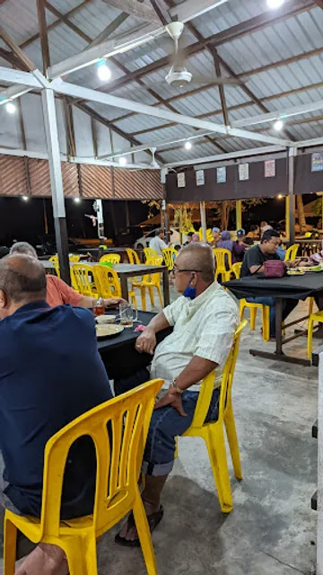 Dee Beach Tomyam Seafood, Mersing.