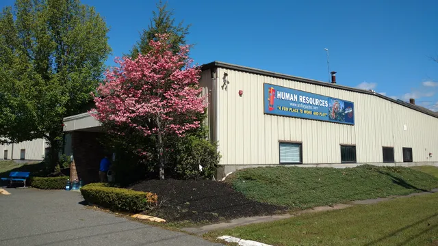 Six Flags / Human Resources