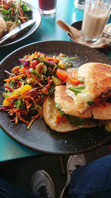 Le Cafe on St George