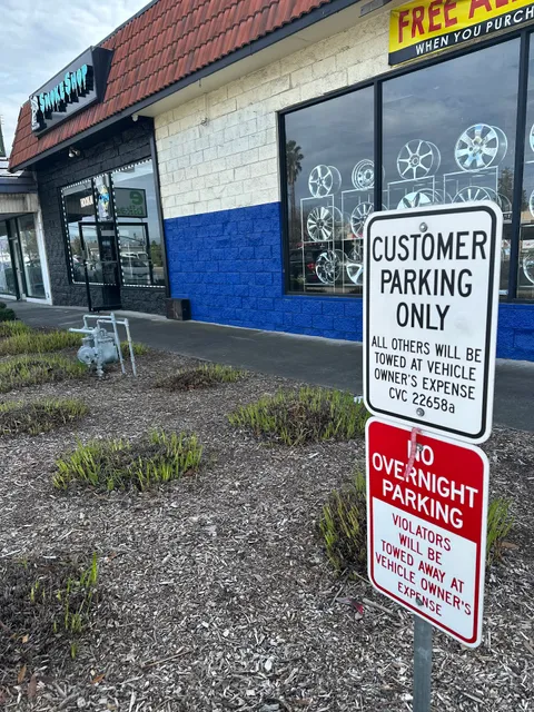 Bronco’s Smoke Shop