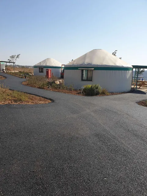 הכפר בקצה ההר, Village on the Cliff