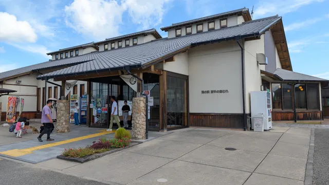 物産館(道の駅 源平の里むれ)
