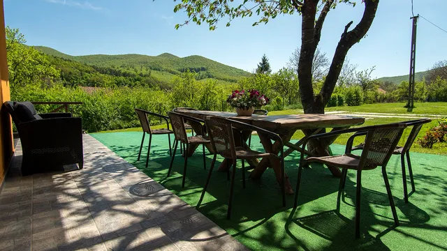 Dombtető Guest House