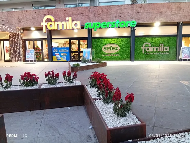 Famila Superstore