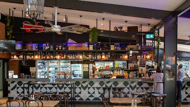 Lil'Ripper Cafe, Bar & Bistro