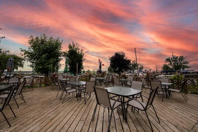 Shoreland Bar & Restaurant