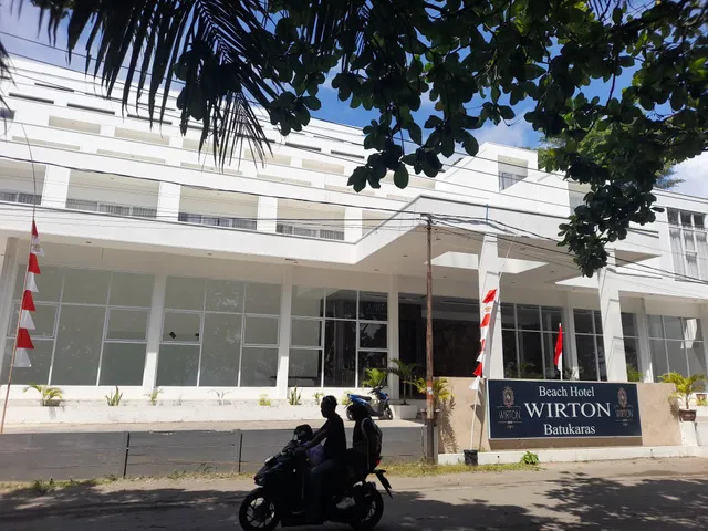 Beach Hotel Wirton Batukaras
