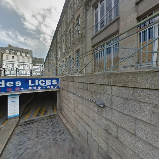 Aux marches des halles les lices