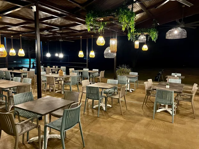 Hoyo 19 Restaurant and Market