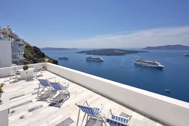 Amphitheater Cave Houses