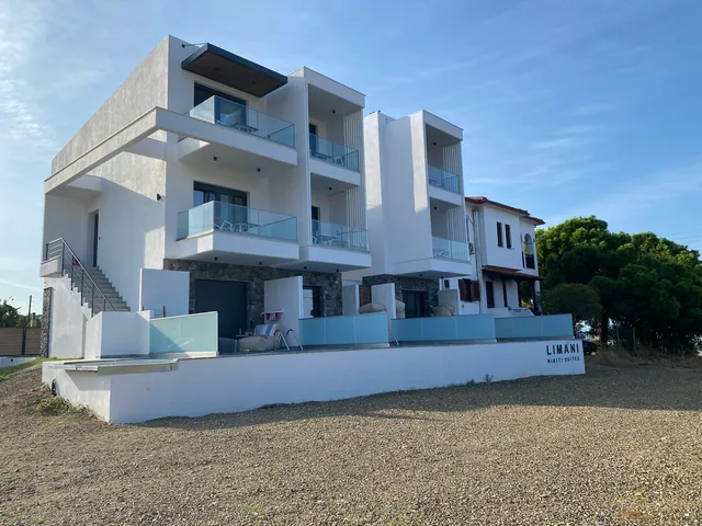 Limani Nikiti Suites