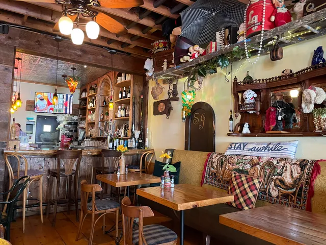 Buddylou's Eats Drinks & Antiques