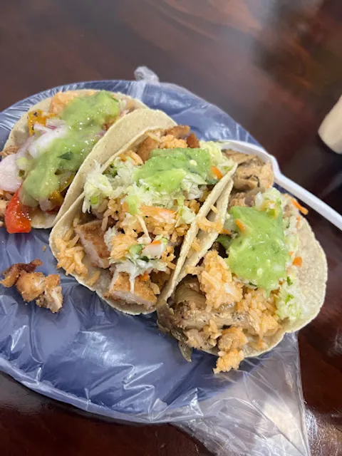 TACOS TOLA Solo los Mejores Guisados