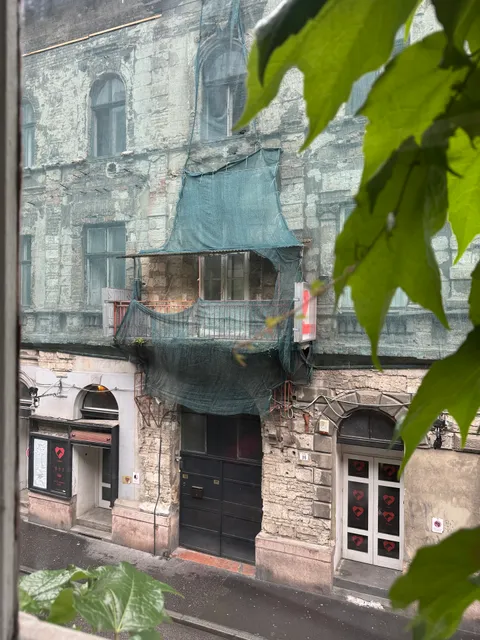 Hedonist Lodge, Budapest