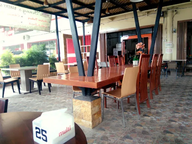 Yenny's Bakery & Cafe