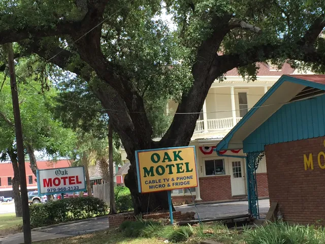 The Oak Motel