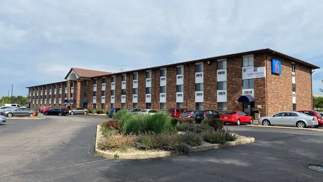 Motel 6 Naperville, IL