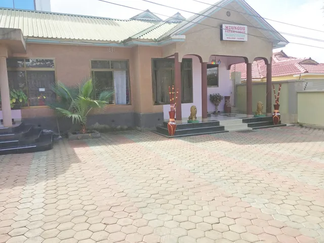Mzunguu Safari Lodge
