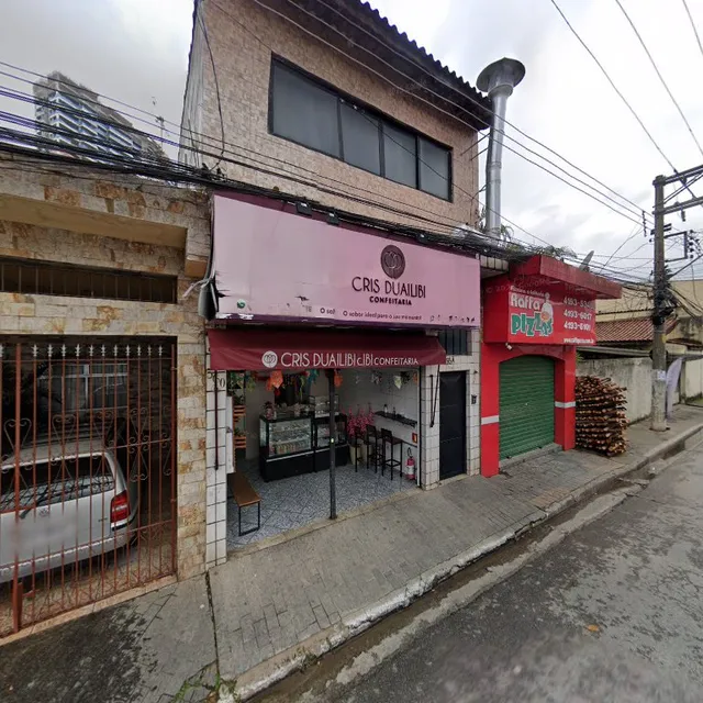 Quarto aconchegante em ambiente familiar.